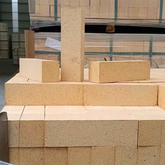 鄭州四季火耐火材料是高鋁磚廠家,擁有123米長隧道窯,生產一級二級三級高鋁磚,輕質高鋁磚,粘土磚,格子磚,高鋁流鋼磚等,是實體高鋁磚生產廠家。